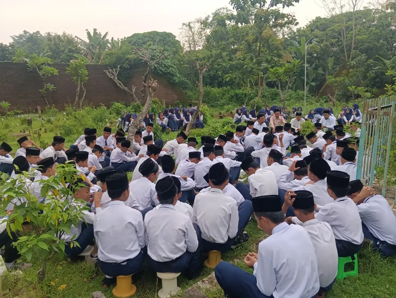 MTs Walisongo Jepara Gelar Ziarah Kubur Masyayikh Yayasan Walisongo di Makam Sirandu Pecangaan