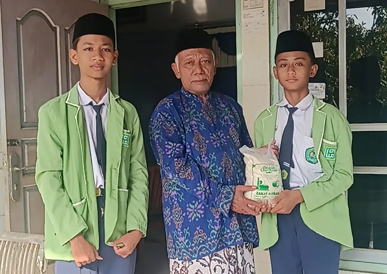 MTs Walisongo Salurkan Zakat Fitrah Ta’jil kepada Masyarakat Sekitar