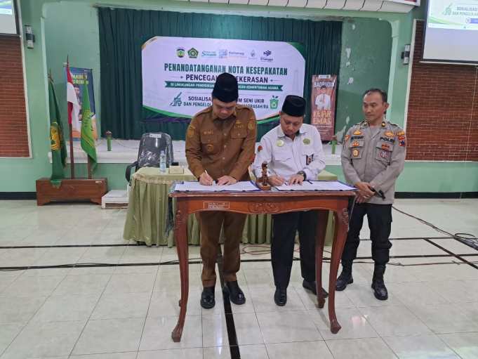 Kepala MTs Walisongo Pecangaan Hadiri Penandatanganan Nota Kesepakatan Madrasah Aman dan Ramah Anak