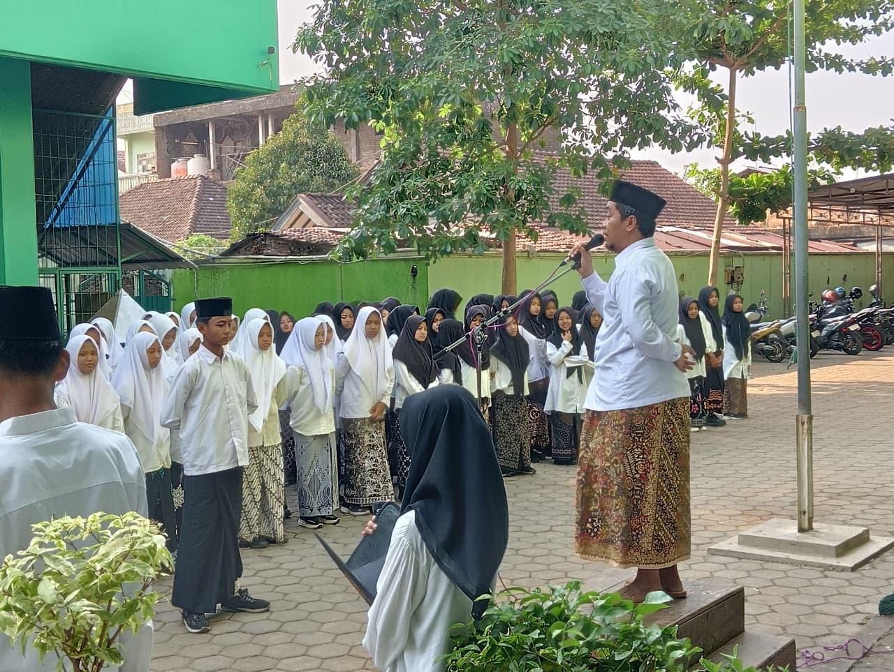 Semarak Hari Santri 2026, MTs Walisongo Pecangaan Gelar Aksi Peduli Lingkungan dan Bakti Sosial